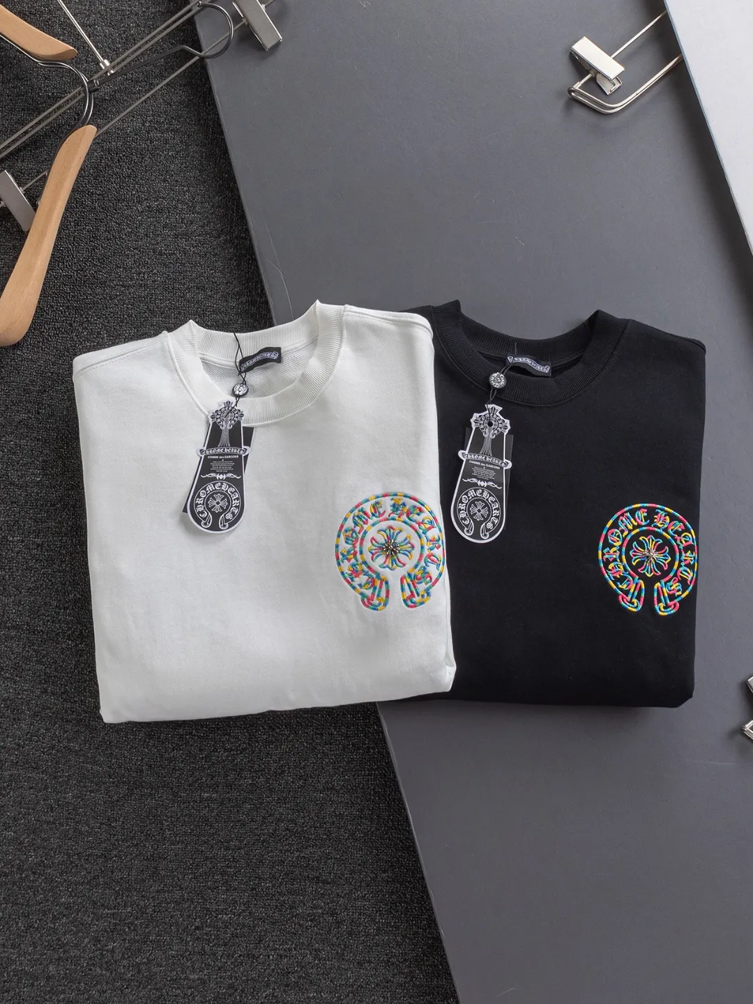 P240 Chrome Hearts CH Cross 25SS Autumn and Winter Sweatshirt Early Autumn Classic Colorful Horseshoe Patch Embroidery on the Chest Colorful Cross ✝️🪡Embroidered Logo on the Back Round Neck Pullover Sweatshirt, a popular style, a style that both men and women like, same style for men and women, 100% chance of turning heads when you wear it when you go out! It’s all about being handsome. The designer’s classic sense is precisely grasped. The whole piece of clothing is heavy. Industrial washing process. Ready-made garments are dyed + sprayed for a horse effect. The double-wash process is very recognizable. It uses heavy washing to make it distressed. The edges of the patch are slightly rolled and naturally distressed. It has a three-dimensional sense of layering and a little damage. It is very visually lethal. It adheres to Kroxin's consistent rough style. The chest and back are large, and the horseshoe flower printed patch pattern is embroidered and decorated. It is also decorated with silver metal engraved distressed buttons. The classic elements full of brand recognition instantly enhance the overall sense of grade and specification. Its texture is quite high-end! The overall feeling is high-end, simple and elegant, with silver hardware accessories, a full set of customized accessories, and the pattern of the entire dress is all decorated with patchwork three-dimensional embroidery technology, which is the finishing touch of the entire dress. The design on the back is even more eye-catching! ! This full back is so cool, it’s full of design, and the overall upper body style highlights fashion and individuality. Wearing it together as a couple is even more popular on the street. I recommend the early autumn sweatshirt! ! The fabric is a unique 440g 100% cotton, which is skin-friendly, breathable, warm to the touch, firm in texture, and smooth in lines. It can be called a back killer, which has very strict requirements on craftsmanship and cost. The smooth neckline, flat cuffs and hems are large and tightly stitched, tight and orderly, and the details are perfect. The consistent OS version can be worn alone or layered. It is very casual, but very iconic! It is simply the flagship of high-end trendy brands and must be included in your wardrobe. It has the American fashion spirit of freedom and individuality, and is highly recognizable and stylized! Color: Black White Size: S-XL Size chart: S: Shoulder width 51-Bust 56-Length 69 M: Shoulder width 52.5-Bust 58-Length 71 L: Shoulder width 54-Bust 60-Length 73 XL: Shoulder width 55.5-Bust 62-Length 75